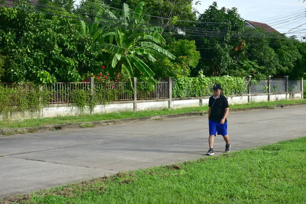 Rayong Thailandia 18 Giugno 2019 Man running, walking excercise nel parco del ricco villaggio rayong thailand . — Foto Stock