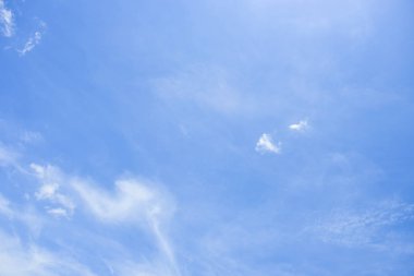 Mavi gökyüzü beyaz bulut beyaz arka plan. Güzel gökyüzü ve bulutlar 