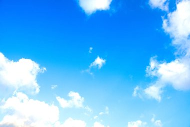 Mavi gökyüzü beyaz bulut beyaz arka plan. Güzel gökyüzü ve bulutlar 