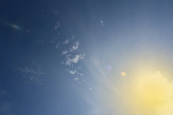 Blauer Himmel weißer wolkenweißer Hintergrund. schöner Himmel und Wolken — Stockfoto