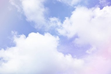 Parlak gökyüzü ve bulutlu pembe ve mavi pastel ton rengi.  