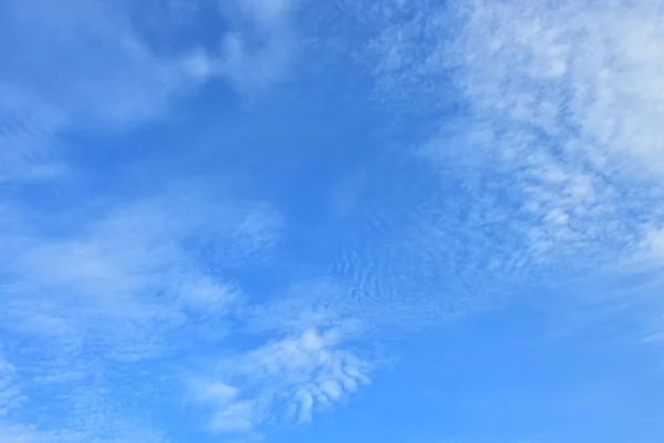 Blauer Himmel weißer wolkenweißer Hintergrund. schöner Himmel und Wolken — Stockfoto