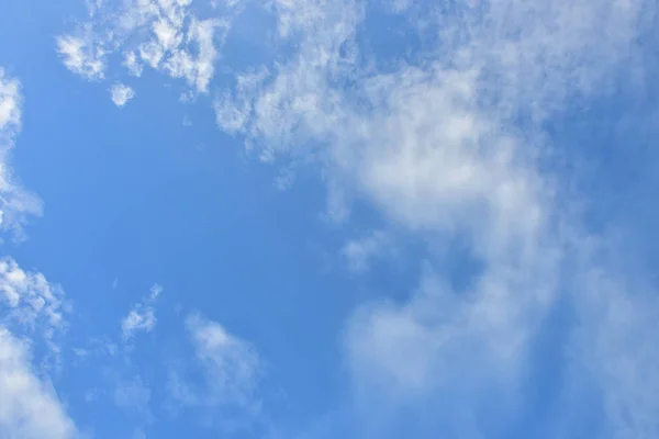 Синее небо белое облако на белом фоне. Красивое небо и облака — стоковое фото