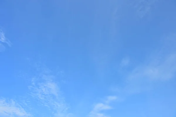 Cielo blu nuvola bianca sfondo bianco. Bellissimo cielo e nuvole — Foto Stock