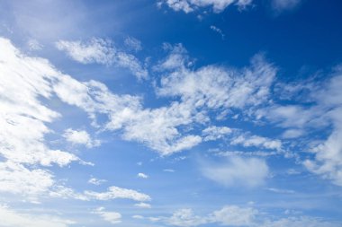 Mavi gökyüzü beyaz bulut beyaz arka plan. Güzel gökyüzü ve bulutlar 