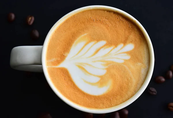 Vista superior del arte del café con leche, en la mesa de madera oscura tienen muchos café b — Foto de Stock