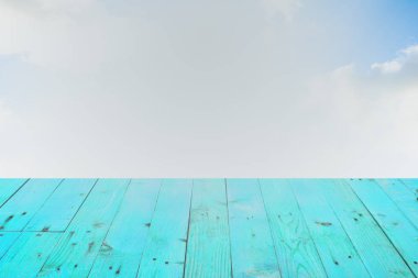 Bulanıklık serin mavi gökyüzü beyaz bulut eski Ahşap masa ile 