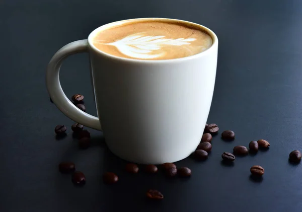 Vue de dessus de latte art, sur la table en bois sombre ont beaucoup de café b — Photo