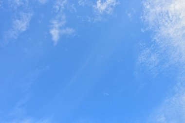 Mavi gökyüzü beyaz bulut beyaz arka plan. Güzel gökyüzü ve bulutlar 