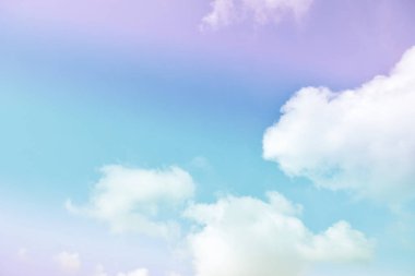 Parlak gökyüzü ve bulutlu pembe ve mavi pastel ton rengi.  