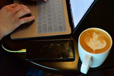 Rayong Tayland 04 Haziran 2019 Adam bilgisayar oynamak ve ona yakın 