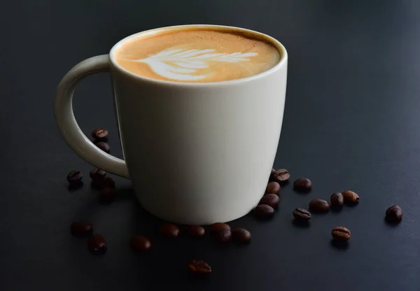 Vista superior del arte del café con leche, en la mesa de madera oscura tienen muchos café b — Foto de Stock