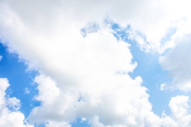 Doğa parlak mavi gökyüzü beyaz bulutlar kara zemin üzerinde. Bev bugün