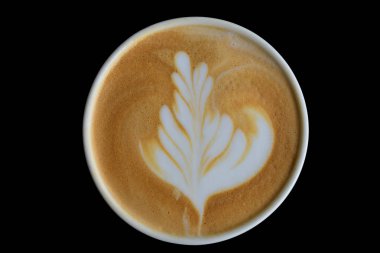 Koyu ahşap masada latte sanatının üst görünümü.   