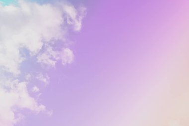 Parlak gökyüzü ve bulutlu pembe ve mavi pastel ton rengi.  