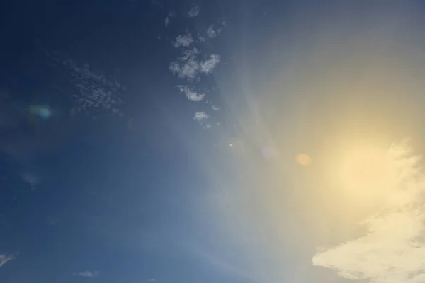 Blauer Himmel weißer wolkenweißer Hintergrund. schöner Himmel und Wolken — Stockfoto