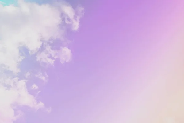 明るい空と雲のカラフルなピンクと青のパステルトーンの色. — ストック写真