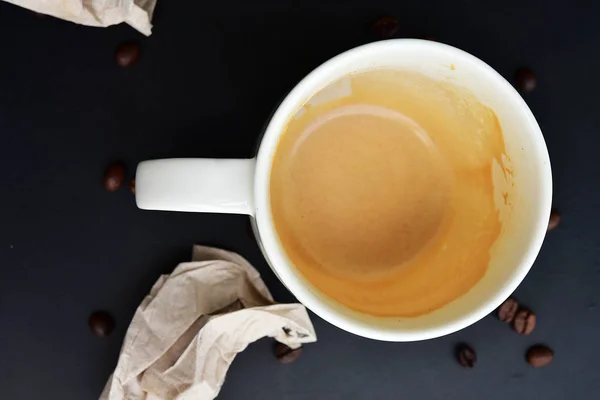 La tapa vacía de café en la mesa de madera oscura tienen muchos coff — Foto de Stock