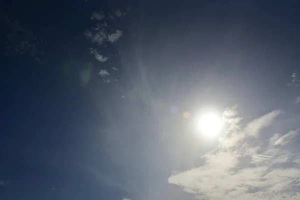 Blauer Himmel weißer wolkenweißer Hintergrund. schöner Himmel und Wolken — Stockfoto