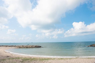 Doğa parlak mavi gökyüzü beyaz bulutlar kara zemin üzerinde. Bev bugün