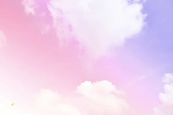 Parlak gökyüzü ve bulutlu pembe ve mavi pastel ton rengi. — Stok fotoğraf