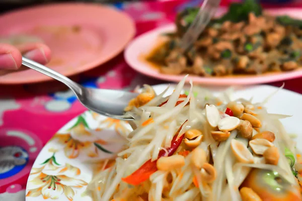 Tay tarzı baharatlı Yeşil Papaya Salatası . Backgrou üzerinde Baharatlı tay gıda