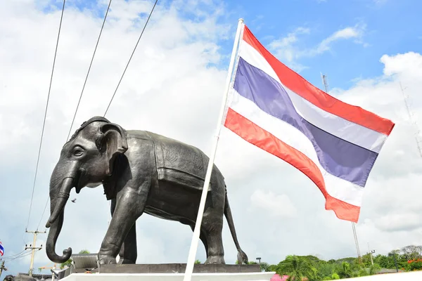 Rayong thailand juni 06 2019 piemphong sarn brücke. Schwarzer Elefant — Stockfoto