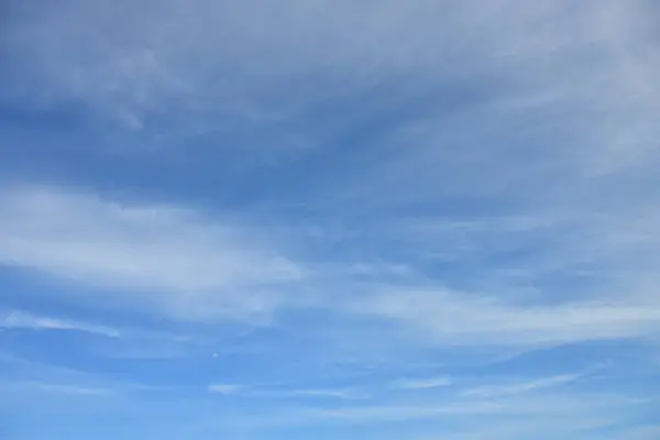 Ciel bleu nuage blanc fond blanc. Beau ciel et nuages — Photo