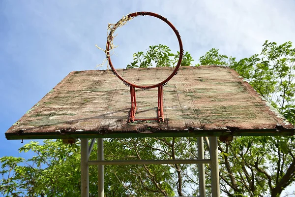 Basketball court  with old wood backboard.blue sky and white clo — Stock Photo, Image