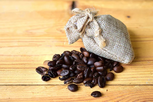 Granos de café tostados sobre fondo blanco — Foto de Stock