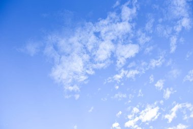 Arka plan için mavi gökyüzü ve beyaz bulutlar