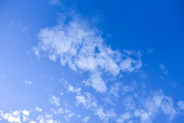 Голубое небо и белые облака для фона — стоковое фото