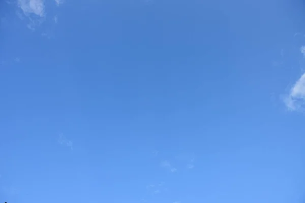 Блакитне небо і білі хмари для фону — стокове фото