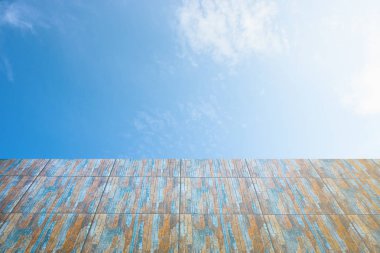 Kesintisiz modern fayans doku foregrou ile mavi gökyüzü beyaz bulut