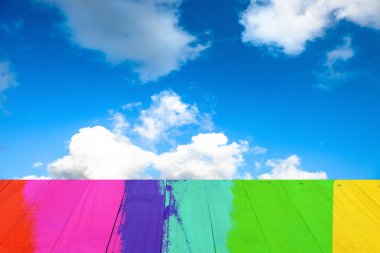 Mavi gökyüzü beyaz bulut arka plan ile eski Ahşap masa. 