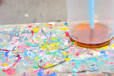 Ahşap zeminüzerinde su rengi, eski ahşap t üzerinde soyut çok renkli