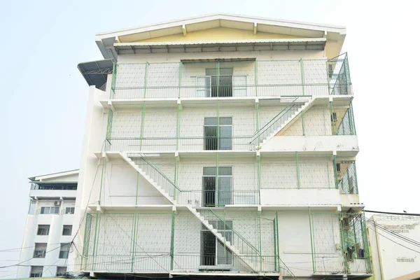 Escaliers White Fire Escape, Brique Appartement sur le mur de l'immeuble — Photo