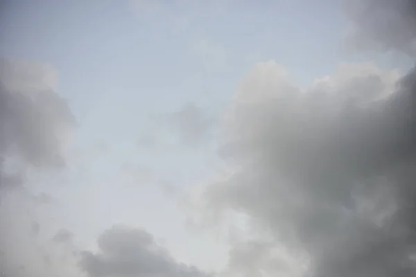 Nuvens céu preto em um fundo preto, sol definir preto na parte de trás — Fotografia de Stock