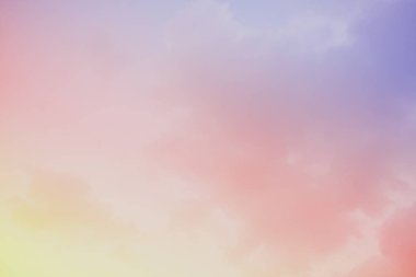 Parlak gökyüzü ve bulutlu pembe ve mavi pastel ton rengi.  