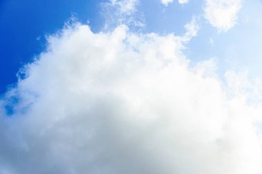 Mavi gökyüzü beyaz bulut beyaz arka plan. Güzel gökyüzü ve bulutlar 