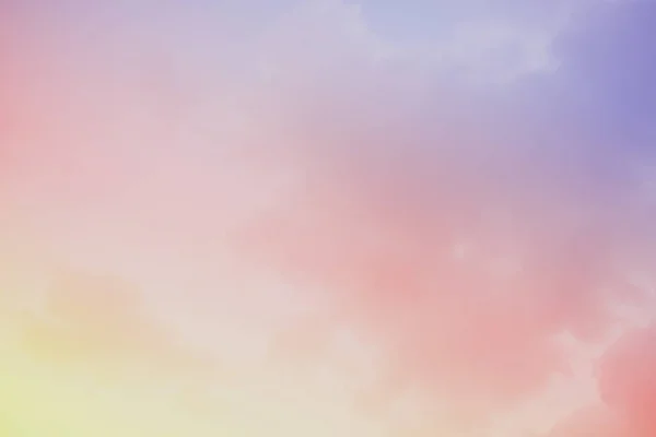 Heller Himmel und Wolken bunte rosa und blaue Pastelltöne Farbe. — Stockfoto