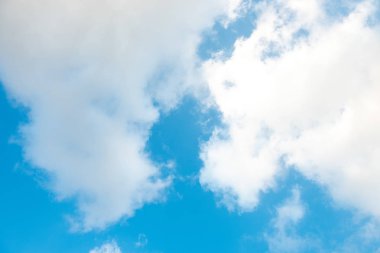 Mavi gökyüzü beyaz bulut beyaz arka plan. Güzel gökyüzü ve bulutlar 