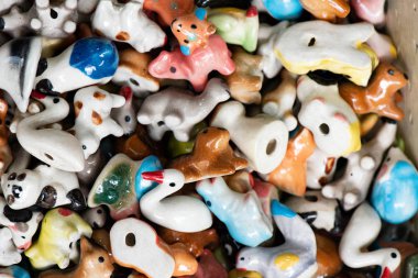 Bahçede çiçek açan çeşitli renkli orkide çiçekleri.