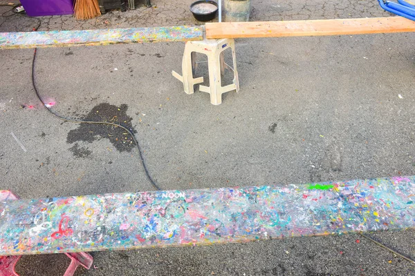 Color de agua en el suelo de madera, multicolor abstracto en t de madera vieja —  Fotos de Stock