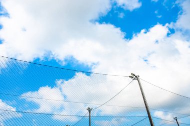 Doğa parlak mavi gökyüzü beyaz bulutlar kara zemin üzerinde. Bev bugün