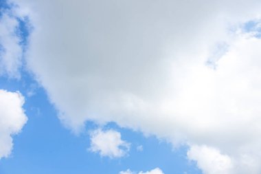 Mavi gökyüzü beyaz bulut arkaplanı. Güzel gökyüzü ve bulutlar öğleden sonra