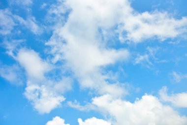 Mavi gökyüzü beyaz bulut beyaz arka plan. Güzel gökyüzü ve bulutlar 