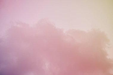 Parlak gökyüzü ve bulutlu pembe ve mavi pastel ton rengi.  