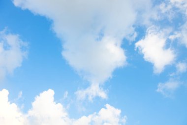 Mavi gökyüzü beyaz bulut beyaz arka plan. Güzel gökyüzü ve bulutlar 