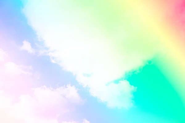 明るい空と雲のカラフルなピンクと青のパステルトーンの色. — ストック写真